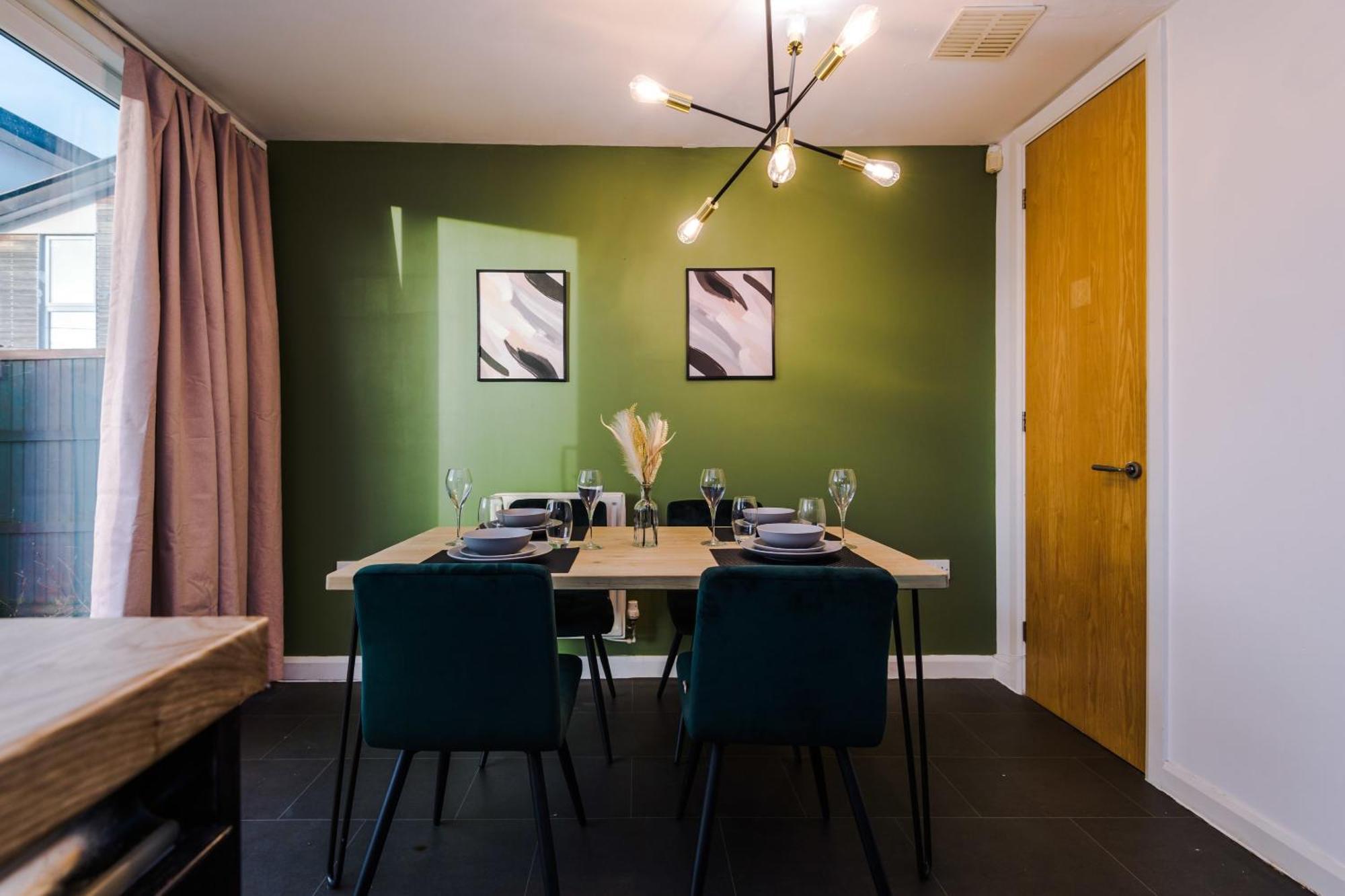 Villa Rest&Recharge At A Spacious Townhouse By The Etihad Manchester Exterior foto