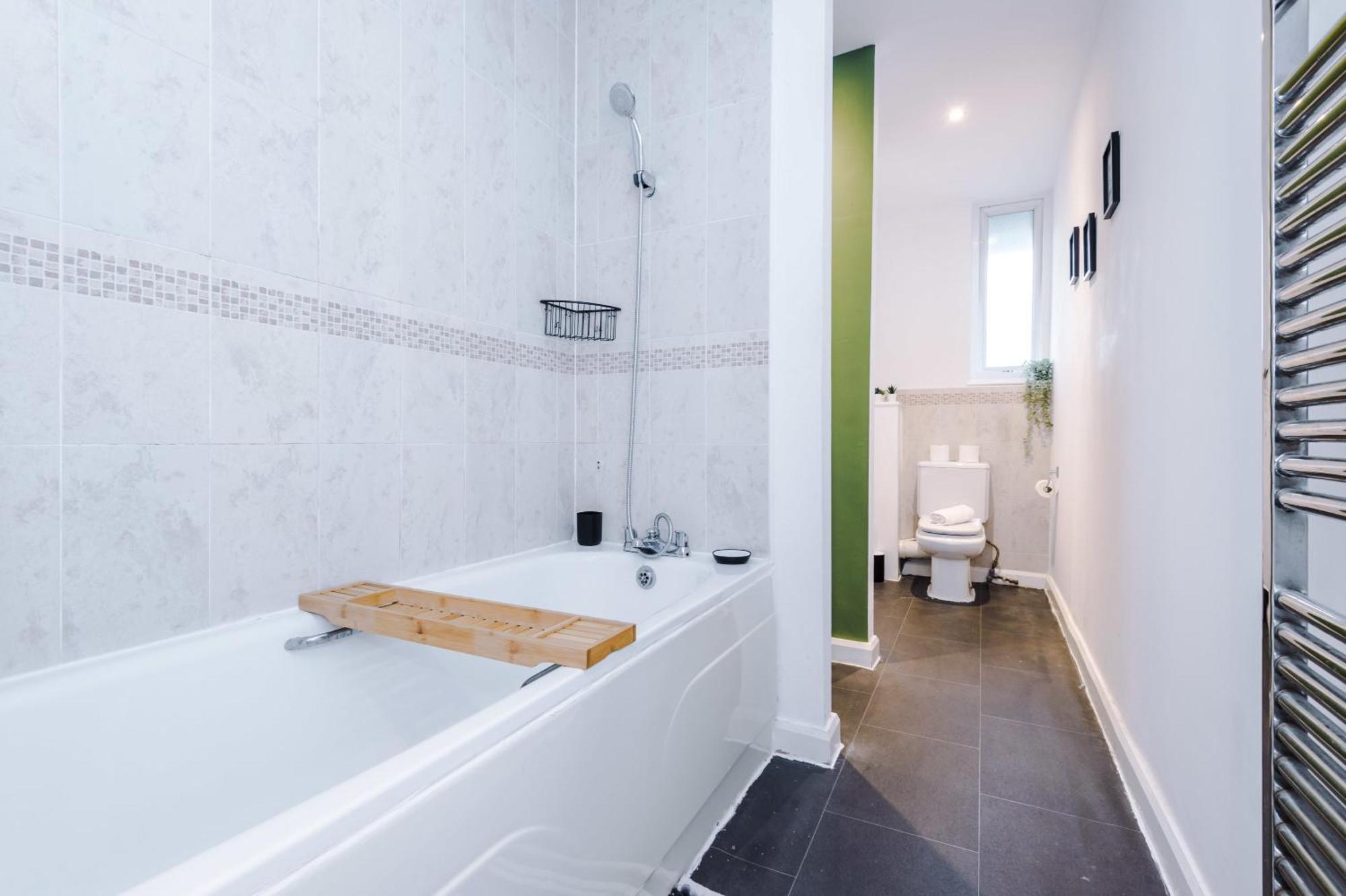 Villa Rest&Recharge At A Spacious Townhouse By The Etihad Manchester Exterior foto