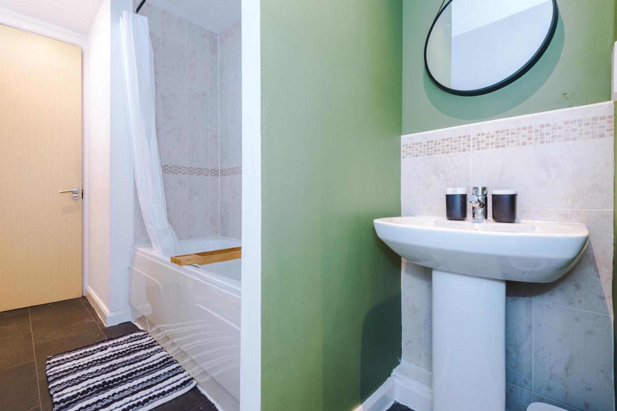Villa Rest&Recharge At A Spacious Townhouse By The Etihad Manchester Exterior foto