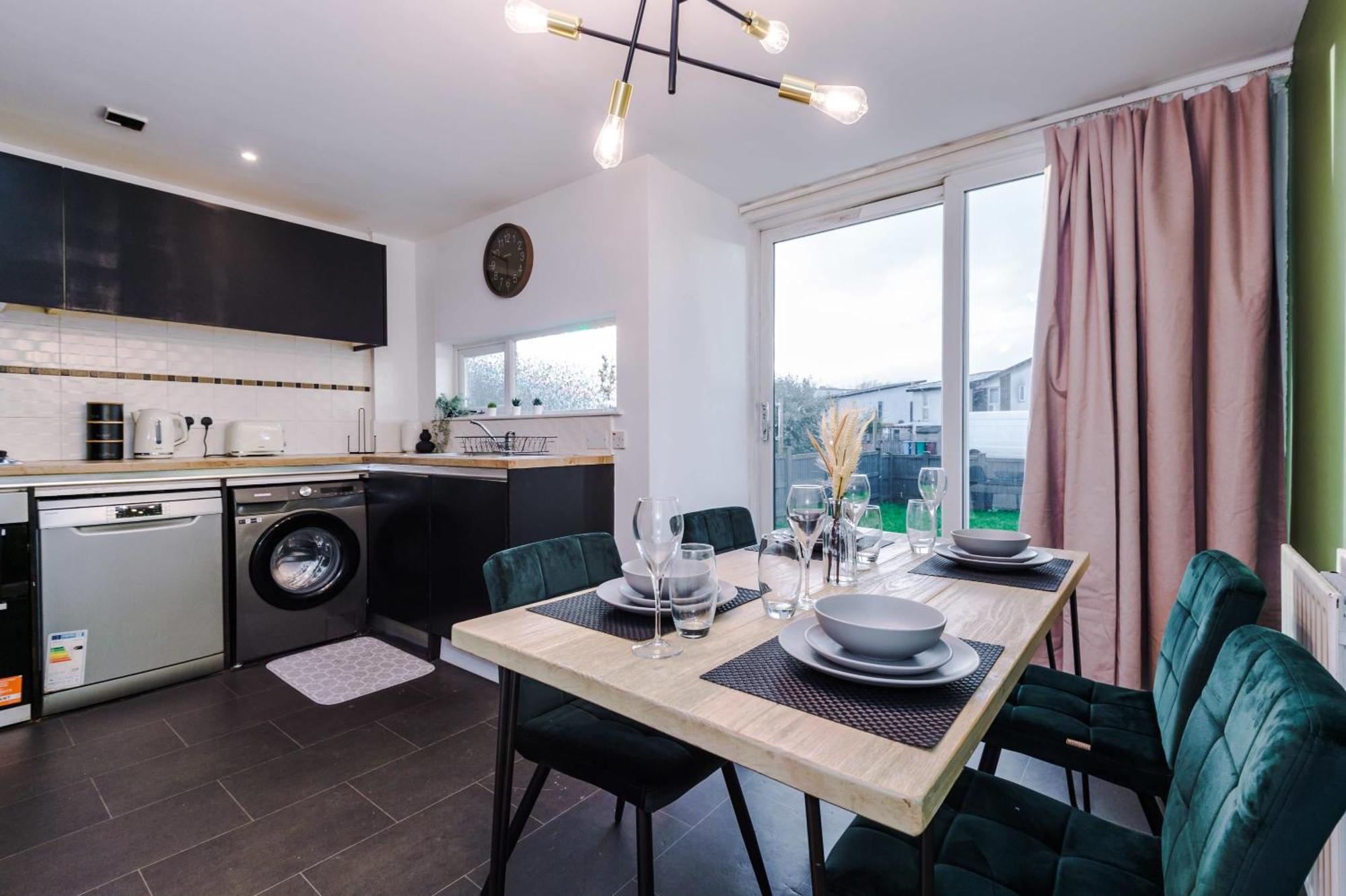 Villa Rest&Recharge At A Spacious Townhouse By The Etihad Manchester Exterior foto